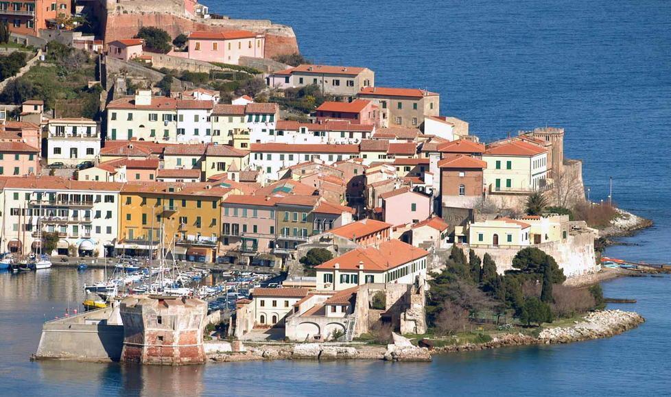 La Torre della Linguella e, sullo sfondo, il centro storico. Insieme a forte Falcone e alla Porta a Mare, l’immobile è stato acquisito gratuitamente dal Comune