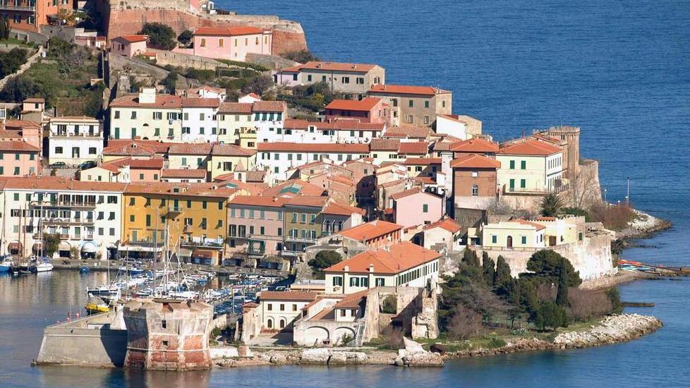 La Torre della Linguella e, sullo sfondo, il centro storico. Insieme a forte Falcone e alla Porta a Mare, l’immobile è stato acquisito gratuitamente dal Comune