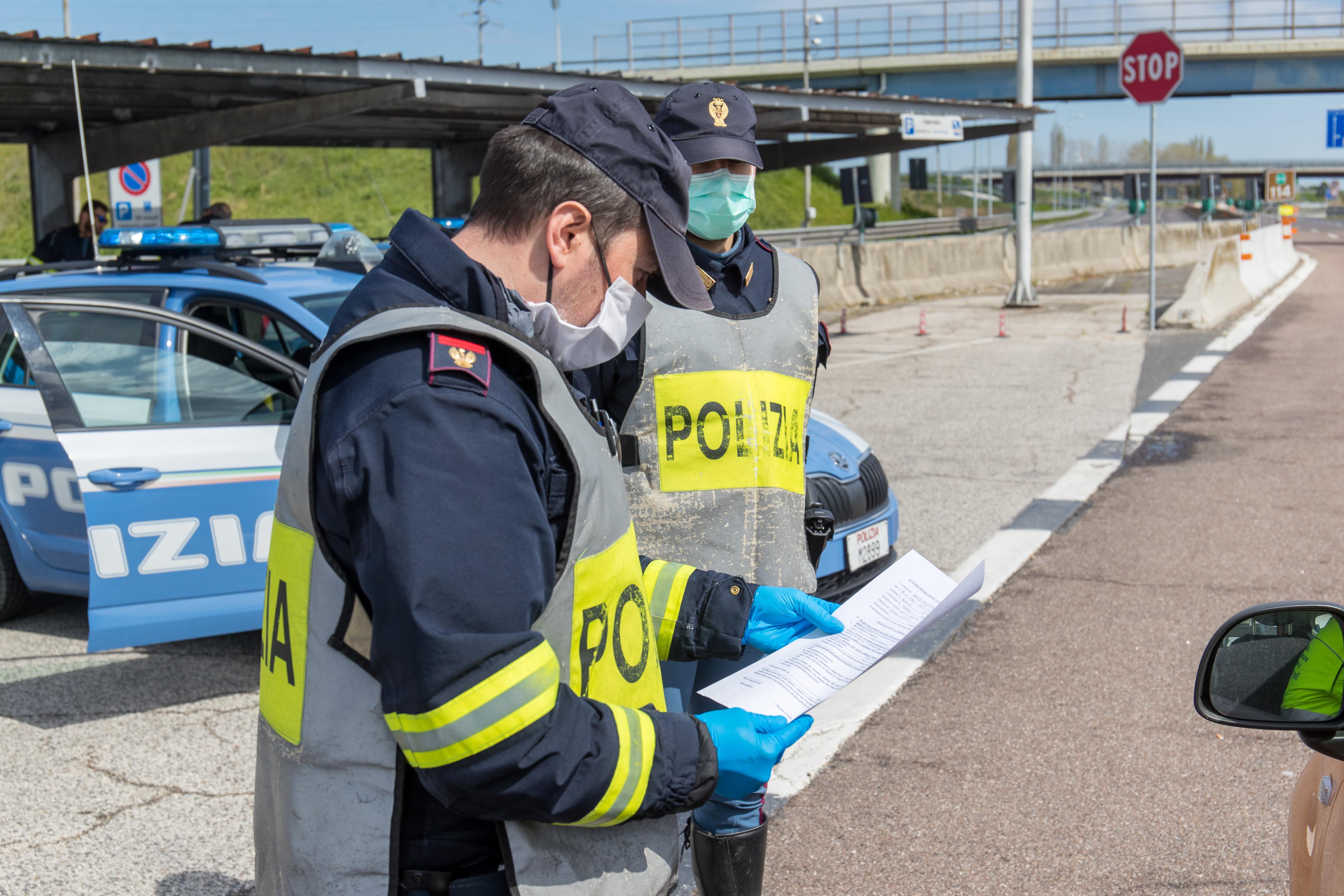 Un controllo stradale da parte della Polizia di Stato