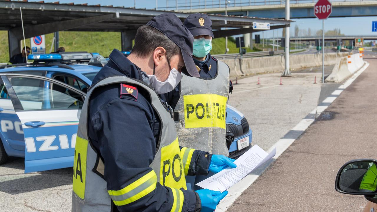 Un controllo stradale da parte della Polizia di Stato