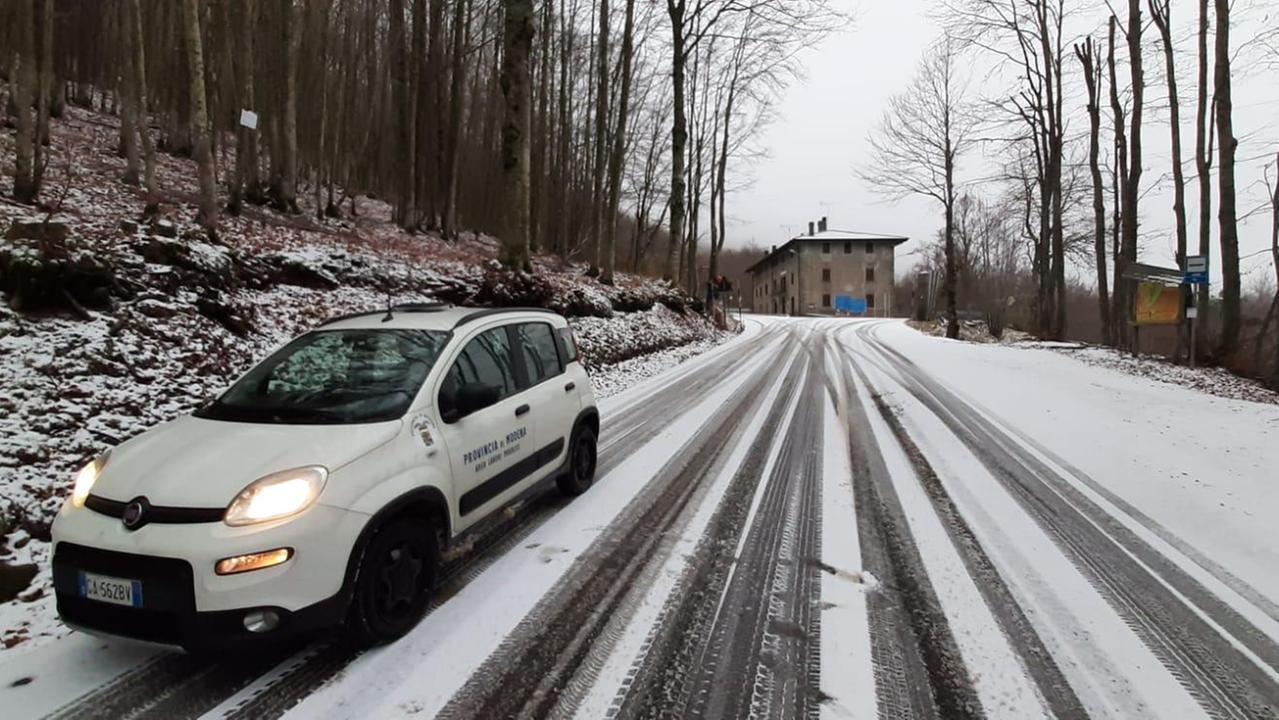 Frassinoro. Neve a Passo delle Radici, parte il Piano della Provincia