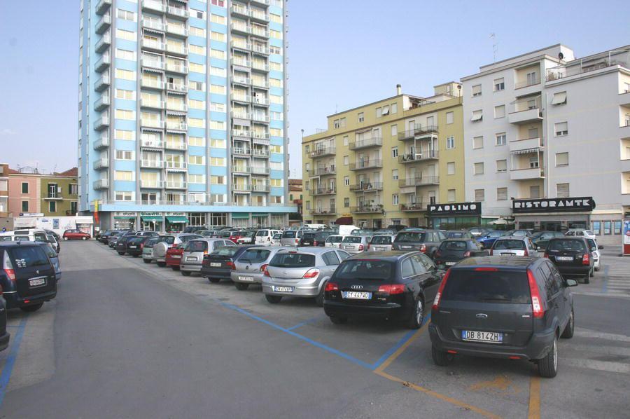 Piazza XXV Aprile a Follonica: qui è avvenuta l'aggressione (FotoGiorgio)