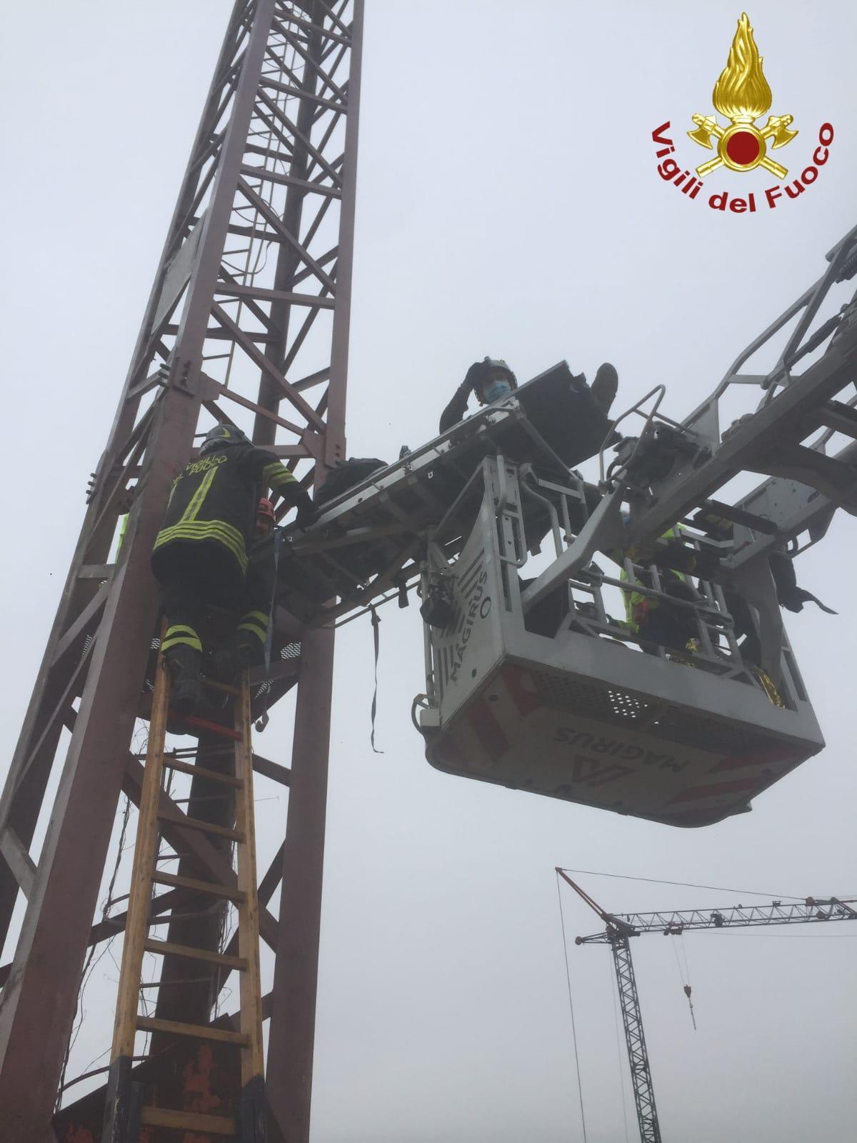 Carpi. Lavoratore infortunato mentre  monta una gru 