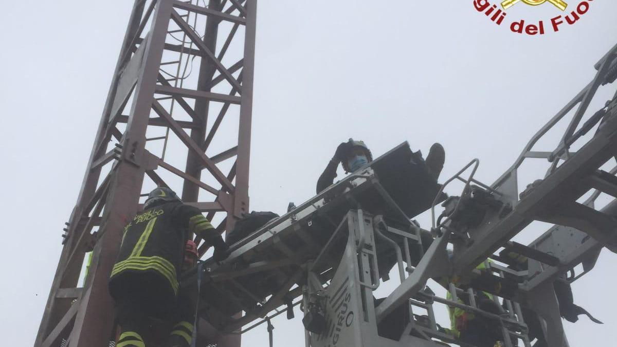 Carpi. Lavoratore infortunato mentre monta una gru