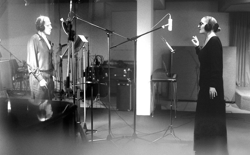 Adriano Celentano e Mina durante una registrazione in un fotomontaggio con le foto di anni fa