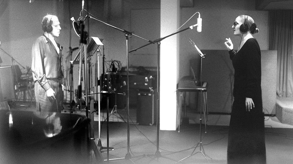 Adriano Celentano e Mina durante una registrazione in un fotomontaggio con le foto di anni fa