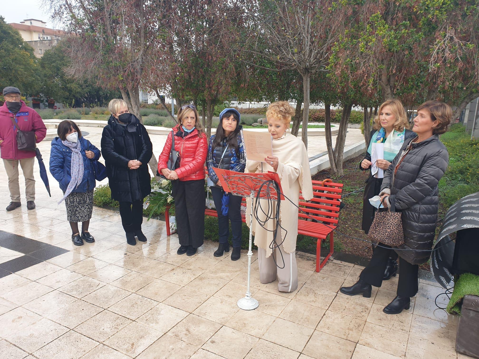 L'insegnante Lella Cucca legge una poesia di Maya Amidou alla cerimonia promossa dalla Commissione pari opportunità del Comune di Sassari nella piazza dedicata a Monica Moretti, la giovane dottoressa uccisa da un paziente (foto Ivan Nuvoli)
