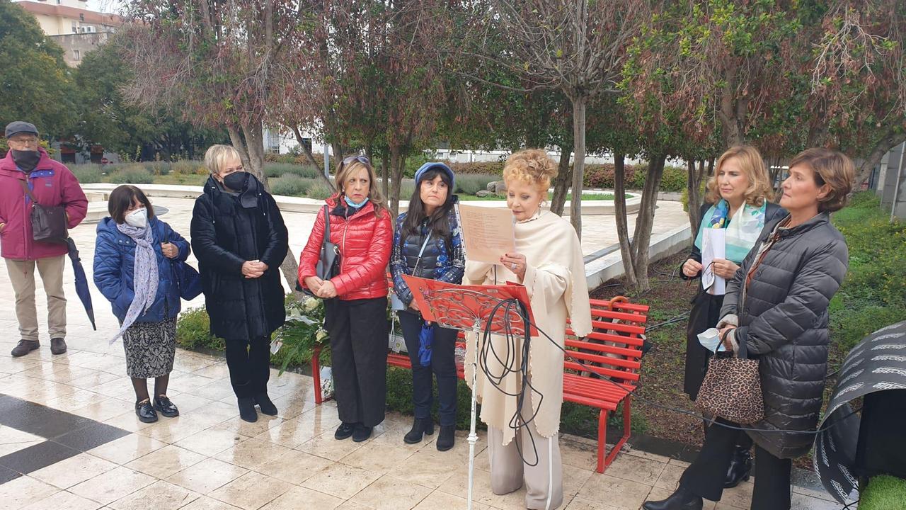 L'insegnante Lella Cucca legge una poesia di Maya Amidou alla cerimonia promossa dalla Commissione pari opportunità del Comune di Sassari nella piazza dedicata a Monica Moretti, la giovane dottoressa uccisa da un paziente (foto Ivan Nuvoli)