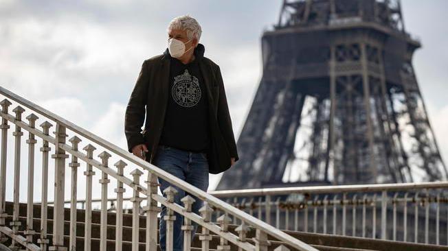 Covid: Francia, torna obbligo mascherina in luoghi pubblici