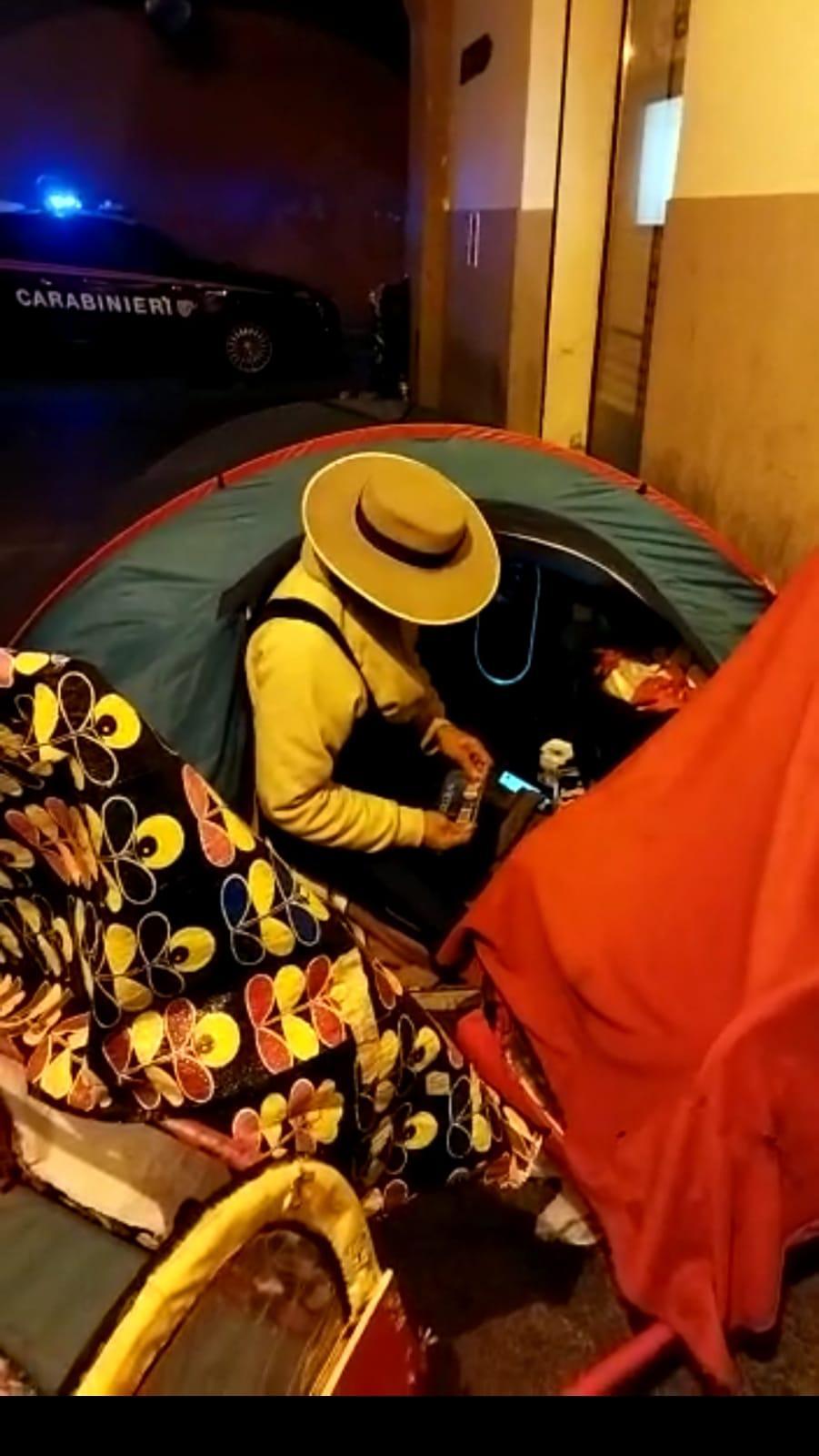 Si accampa con la tenda in centro a Reggio e aggredisce i carabinieri: denunciato