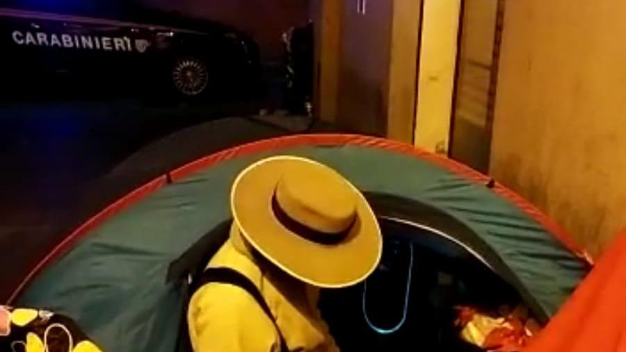 Si accampa con la tenda in centro a Reggio e aggredisce i carabinieri: denunciato