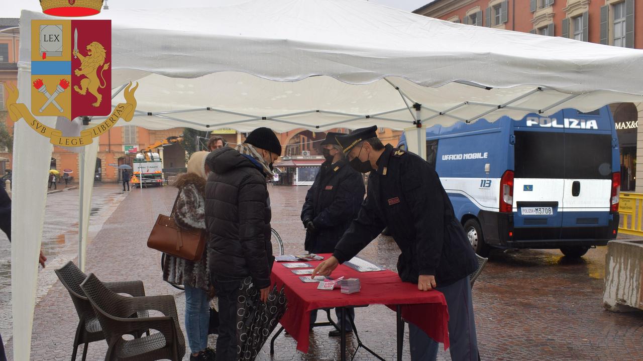 Lo stand della polizia in piazza Prampolini