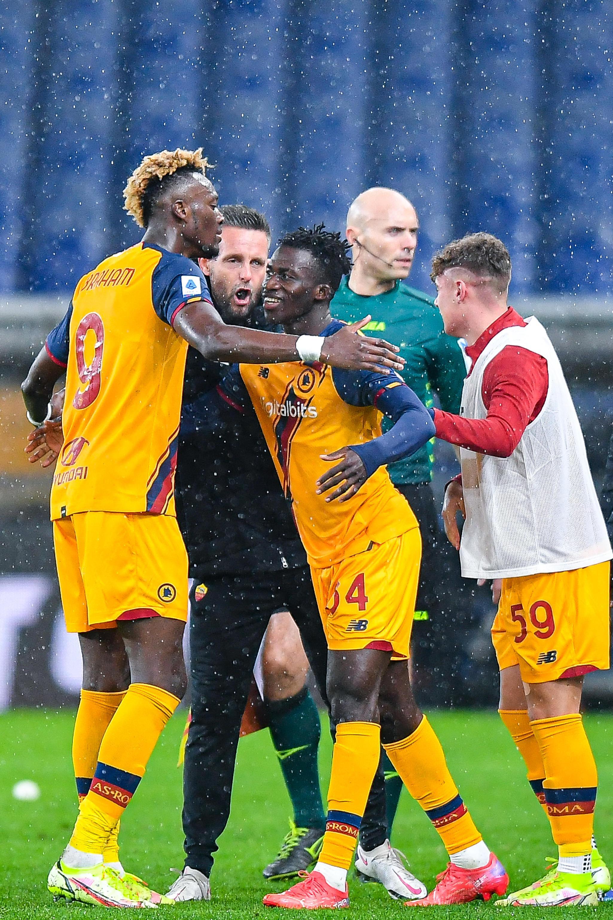 Calcio, insulti razzisti al giocatore della Roma: la Digos denuncia un 49enne nuorese