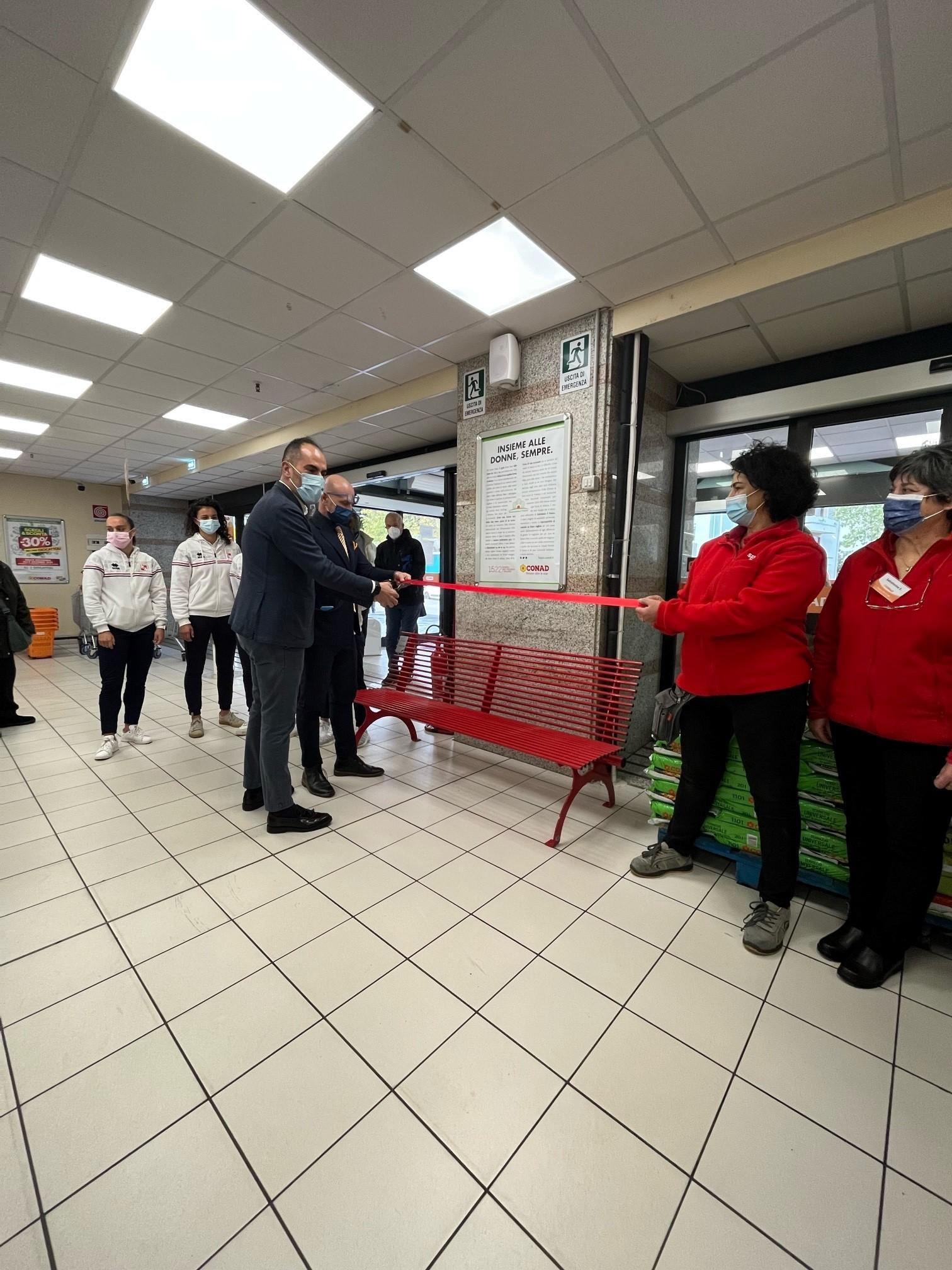 La panchina rossa al Conad inaugurata dalle atlete della Torres femminile