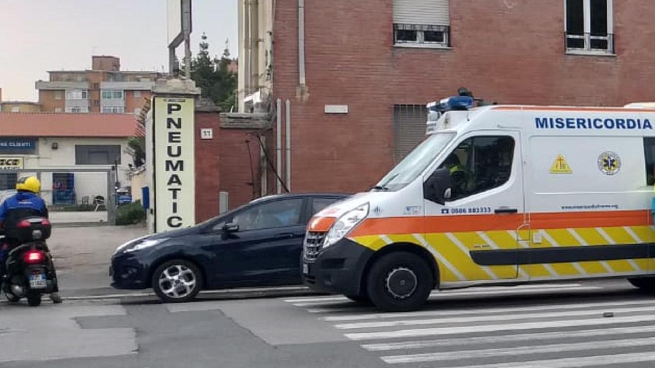 Un'ambulanza in via Gramsci