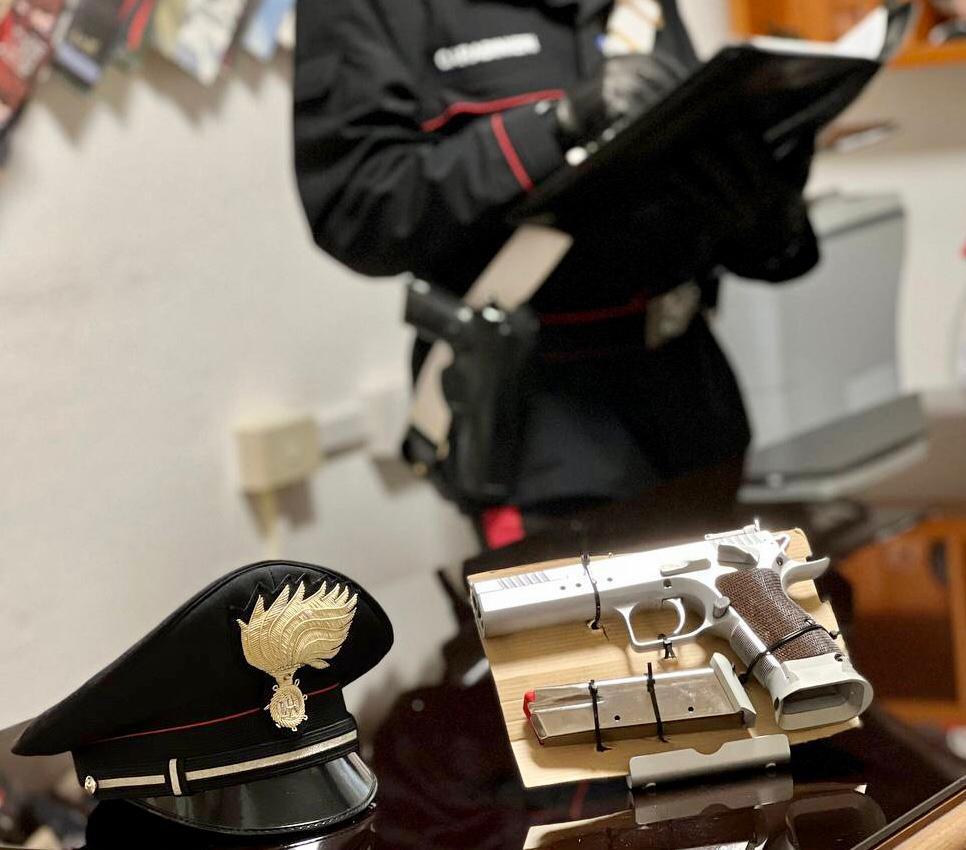 Villamar, nell'azienda agricola una pistola con munizioni: arrestato allevatore 