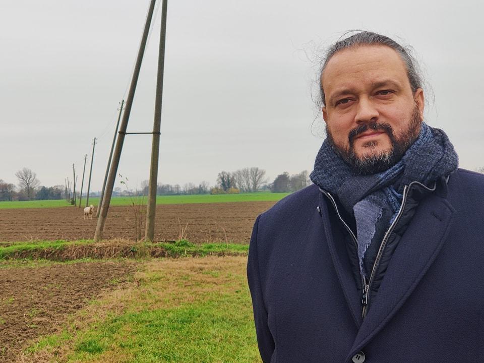 Il sindaco Fabbri e sullo sfondo la pecora smarrita