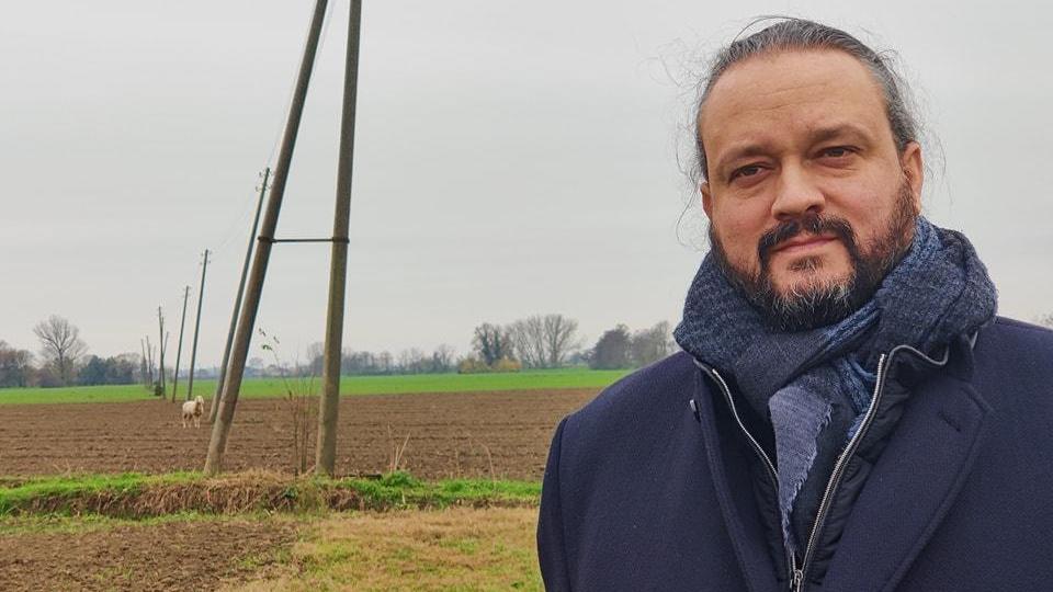 Il sindaco Fabbri e sullo sfondo la pecora smarrita