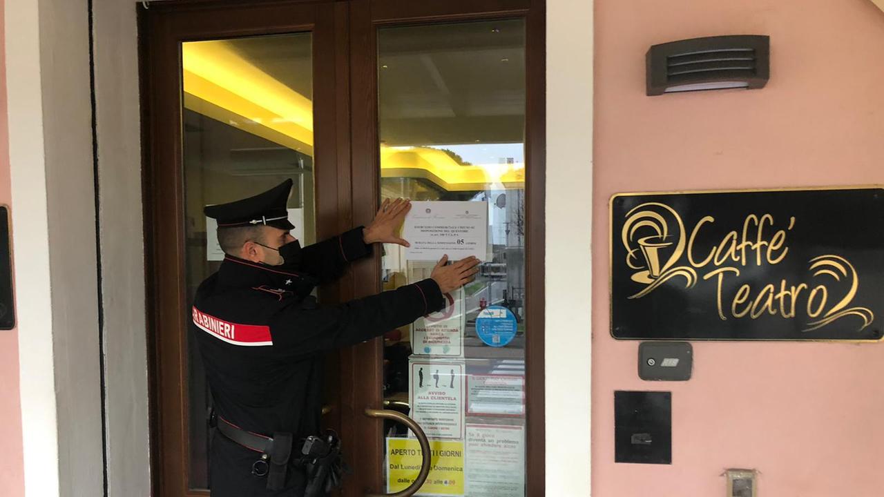 Il provvedimento di sospensione notificato dai carabinieri