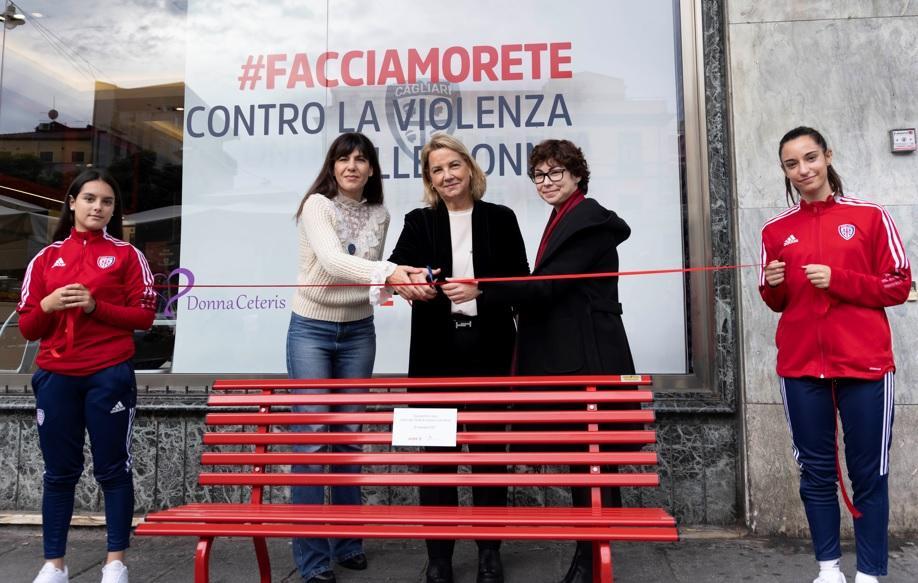 Cagliari calcio in campo contro la violenza sulle donne