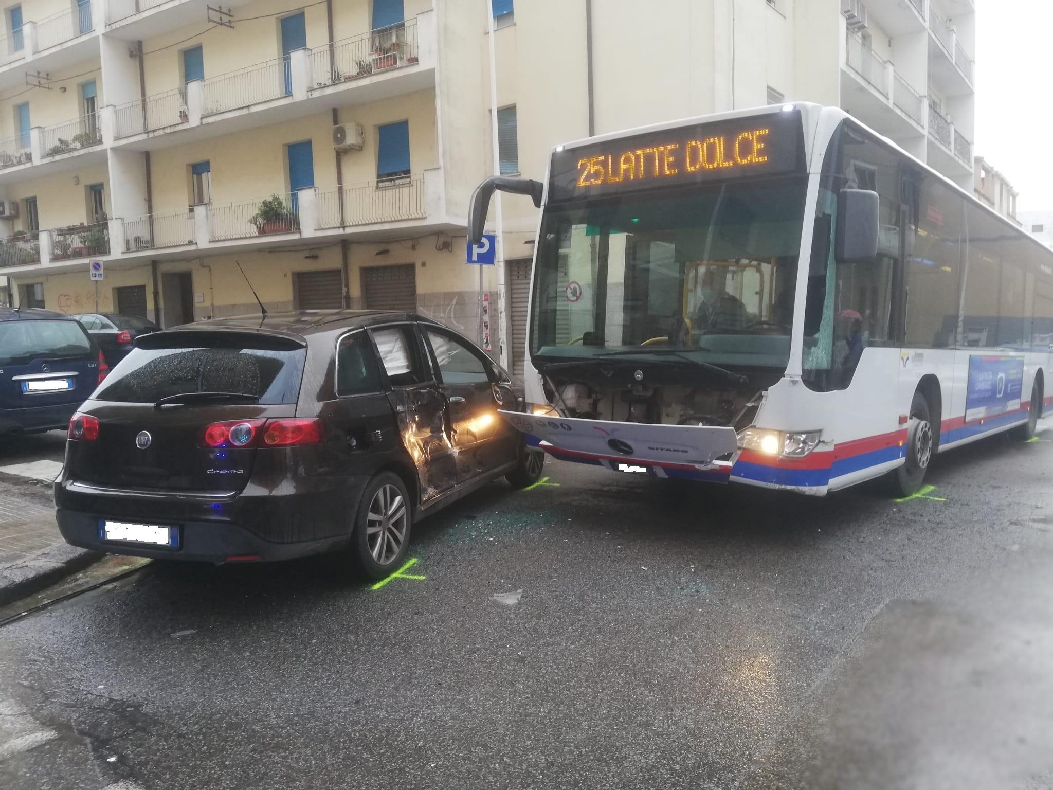 Sassari, auto contro bus: cinque feriti