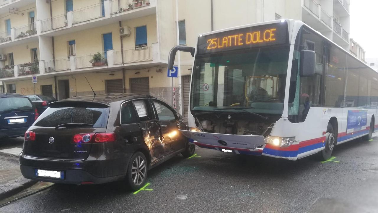 Sassari, auto contro bus: cinque feriti