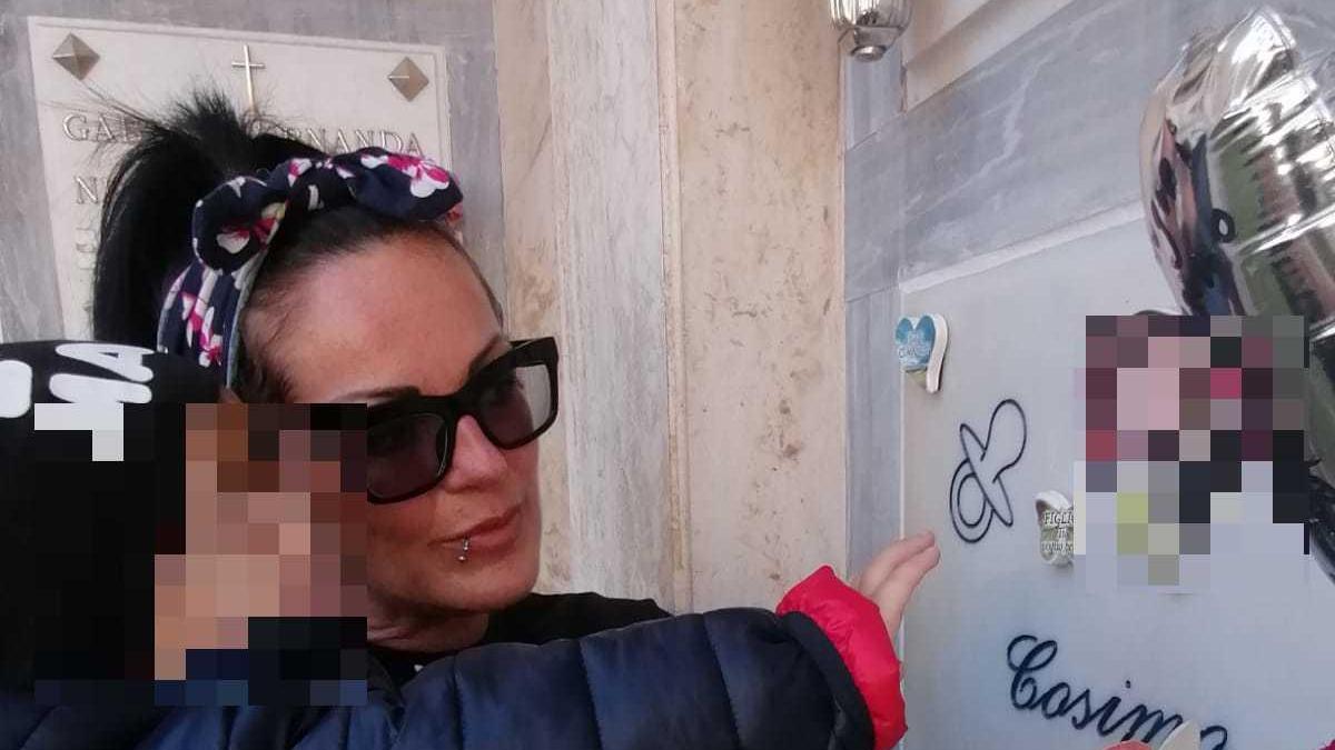 La mamma con il figlio davanti alla tomba del bambino morto