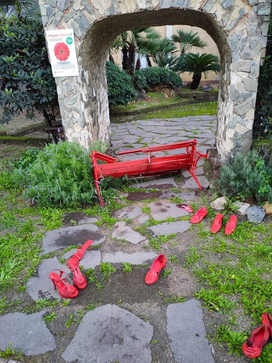 Muravera, vandali distruggono la panchina della lotta contro la violenza sulle donne 