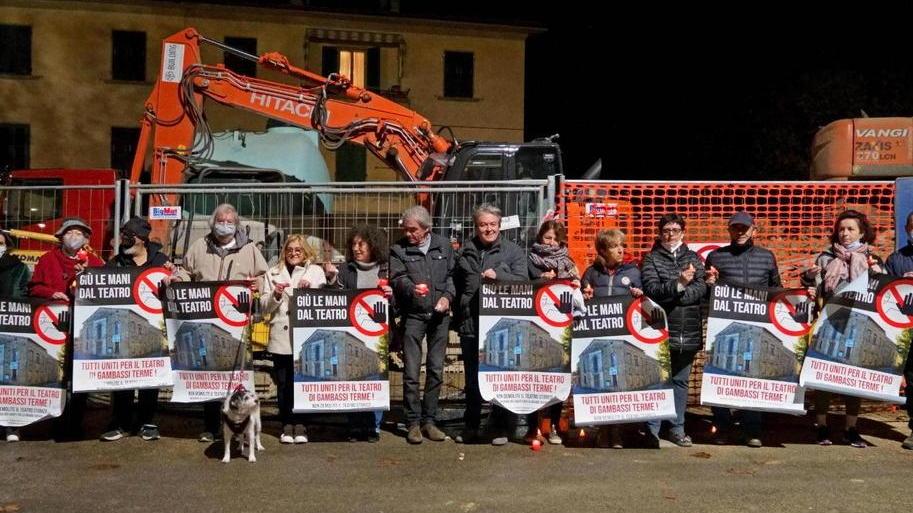 Ex teatro, arrivano le ruspe: venti persone si ribellano