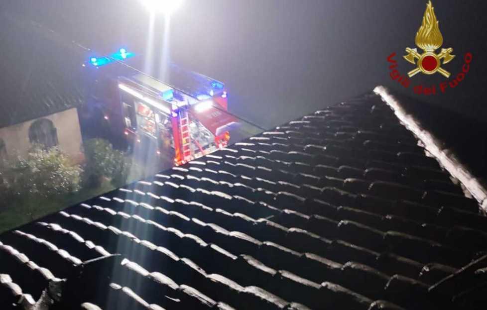 Tetto in fiamme a Fontana di Rubiera: tre persone sfollate 