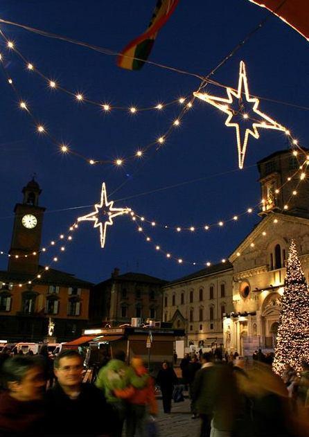 Il centro di Reggio pronto a illuminarsi per festeggiare un Natale di speranza 