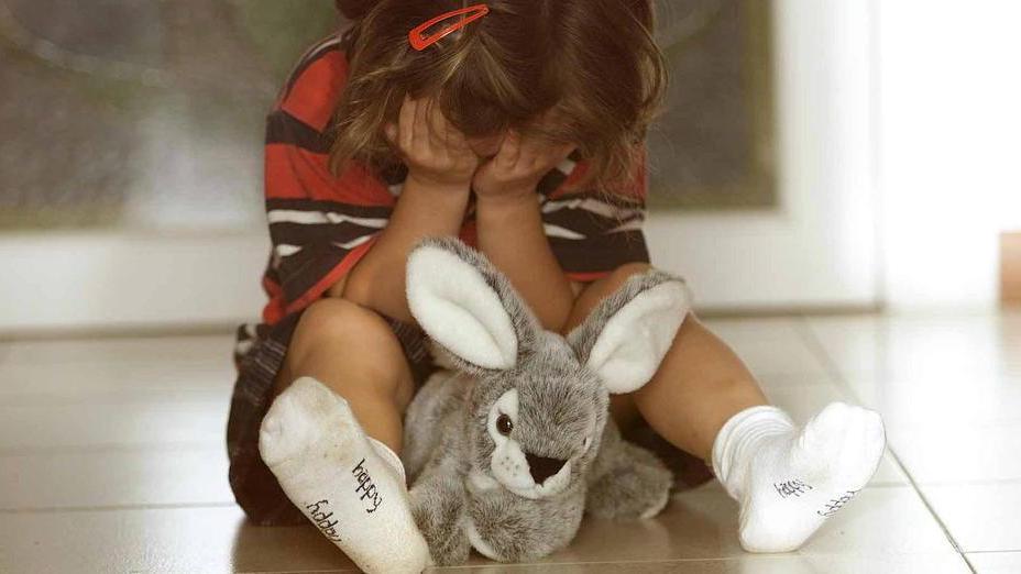 Bambini dell’asilo trascinati e sculacciati: due maestre accusate di maltrattamenti