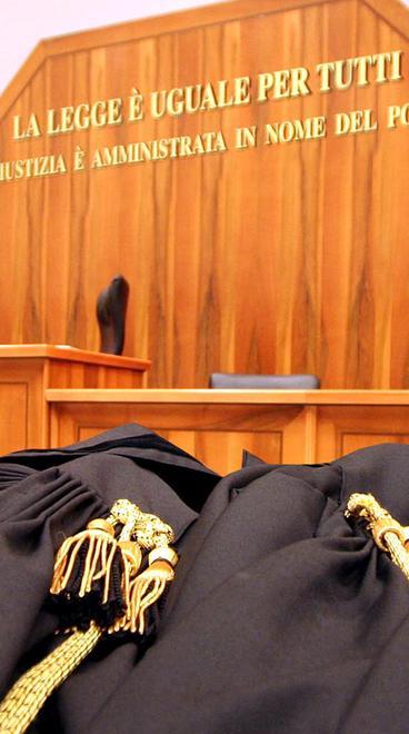 Carabiniere a giudizio per truffa, falso e furto 