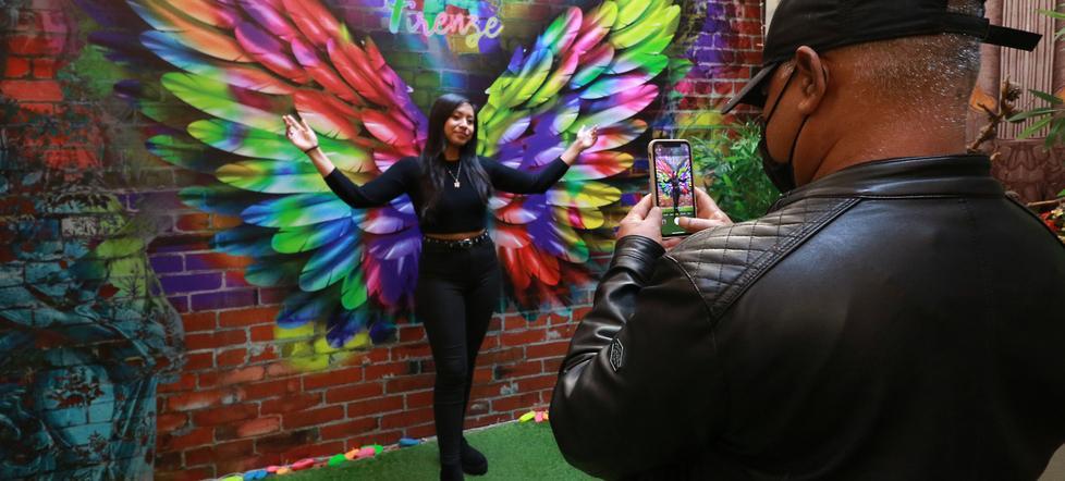 Uno degli scenari allestiti all’interno del Selfie museum al Florence art lab di via Ricasoli, a Firenze (FOTO GIUSI SPROVIERO)