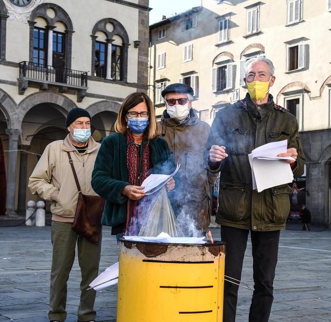 Bruciate le firme raccolte per la Manifattura 
