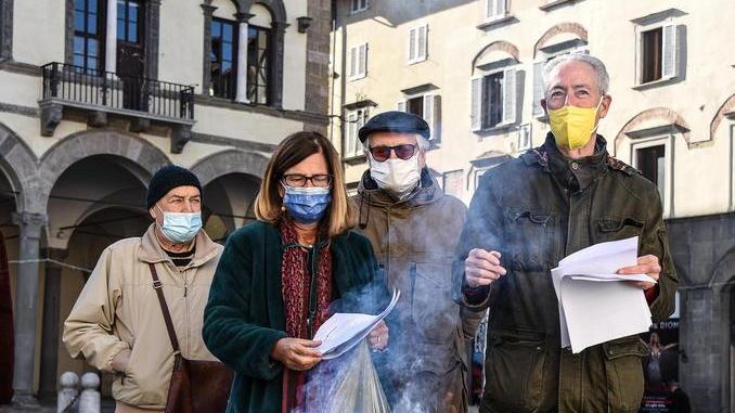 Bruciate le firme raccolte per la Manifattura