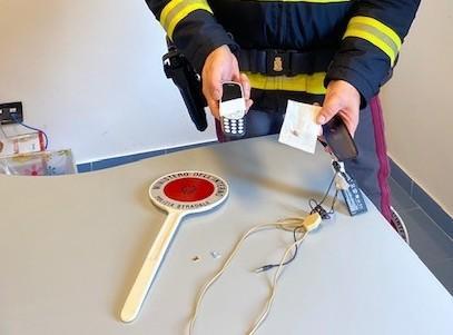 Patente con l’inganno La polizia capta le onde e denuncia il furbetto 