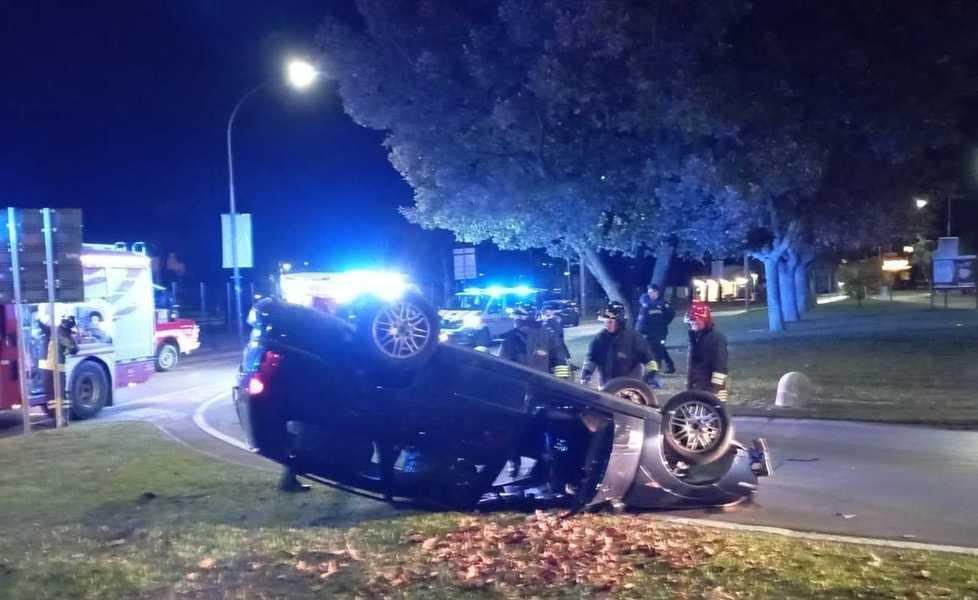 Si ribalta davanti all’ospedale Militare soccorso e operato 