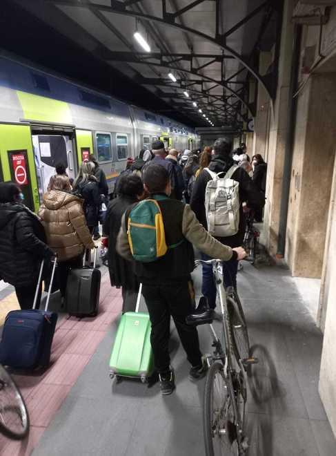 Muore a 36 anni investito dal treno: chiusa per ore la ferrovia Tirrenica