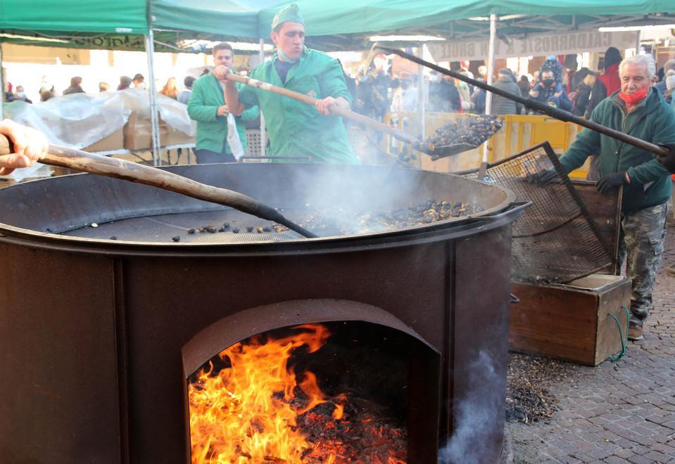 Il padellone delle caldarroste protagonista in Piâsa Céca