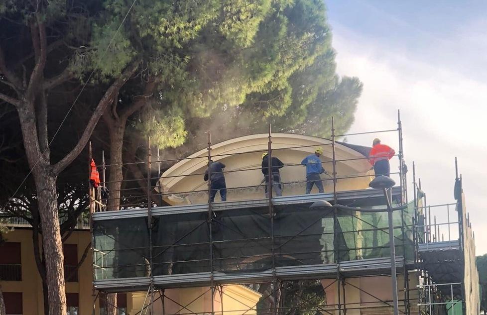 Gli operai sulla Porta “annunciano” i lavori 