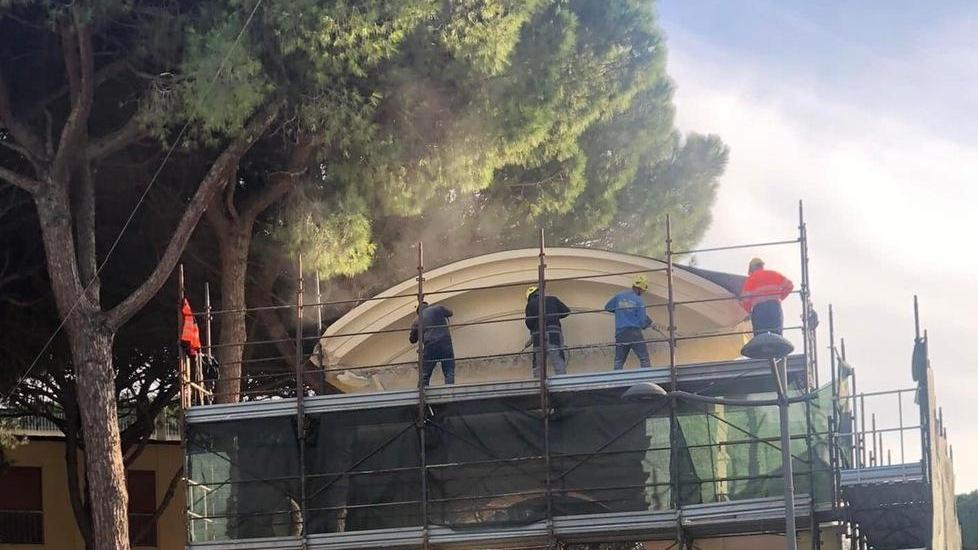 Gli operai sulla Porta “annunciano” i lavori