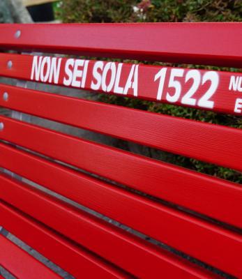 Panchine rosse e fiori per le vittime