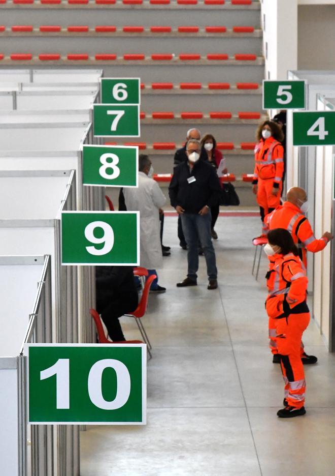 All’hub di Sa Rodia mancano i medici per le terze dosi 