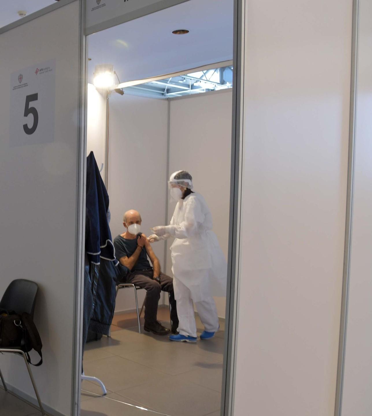 Riparte la corsa al vaccino si fanno avanti gli indecisi 