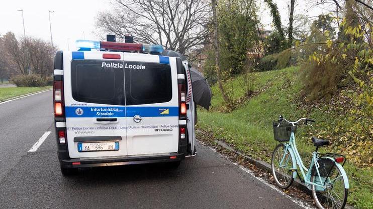 Modena, viale Italia, una ciclista investita: la 34enne in ospedale