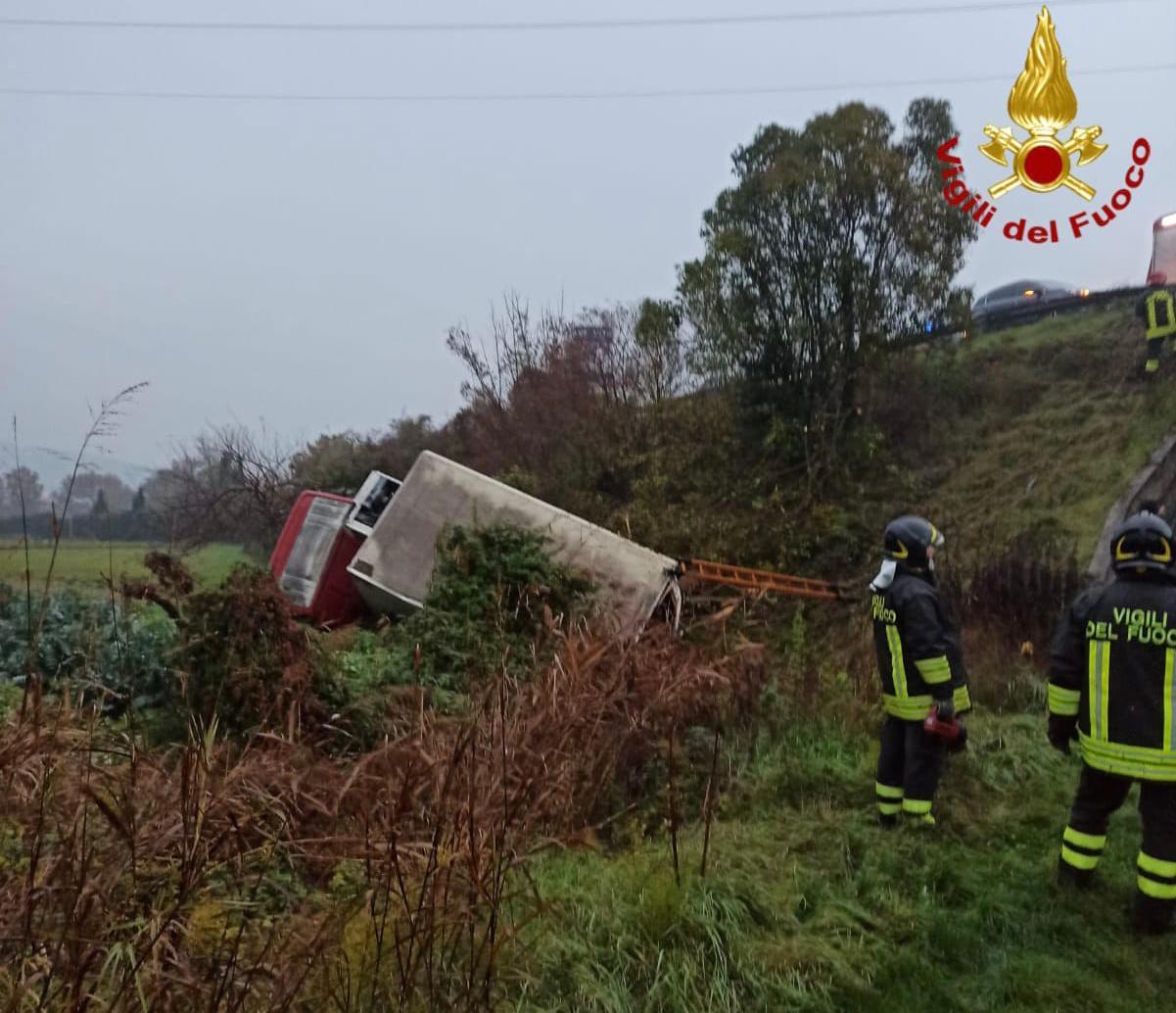 Camion esce di strada e fa un volo di cinque metri