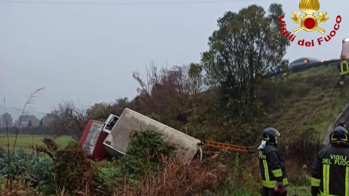 Camion esce di strada e fa un volo di cinque metri