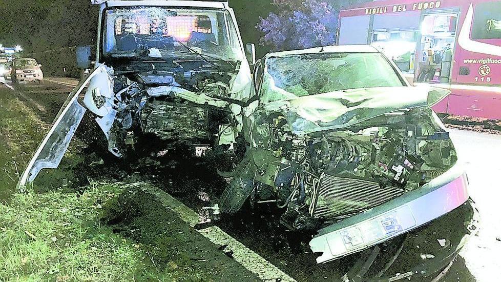 Il furgone e l’auto subito dopo lo scontro