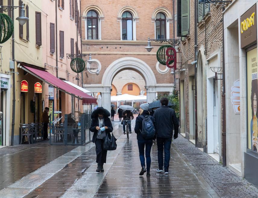 Via Garibaldi a due velocità, il commercio diviso in due 